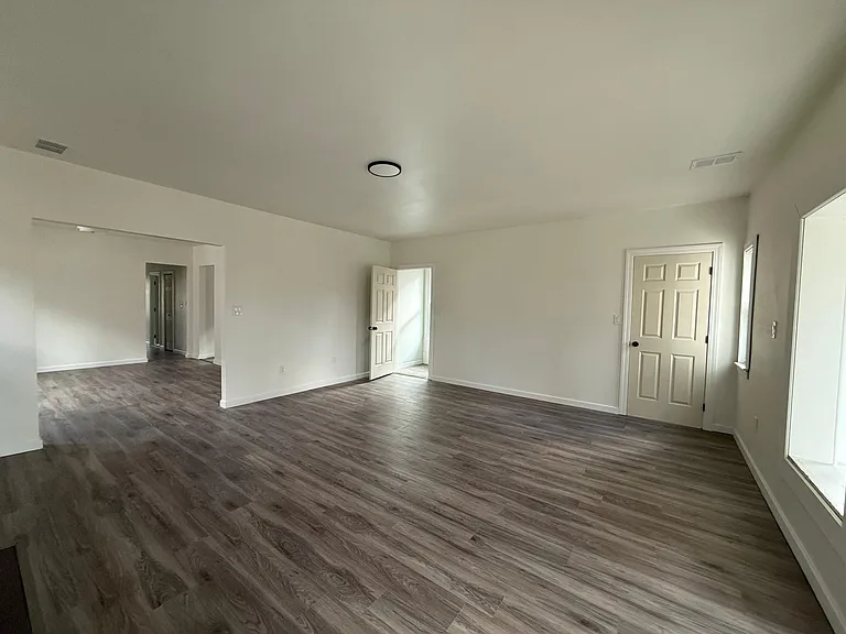 2509 Gladstone St #2 — Photo 10