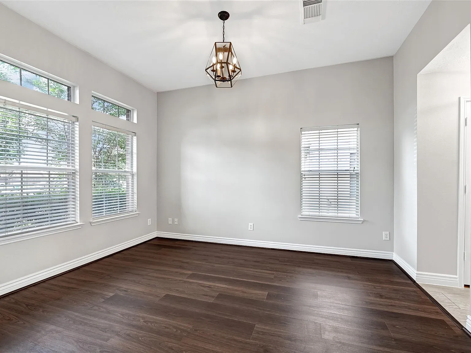 4 bed, 3.5 bath, 2806 sqft, $2,400 — Photo 2