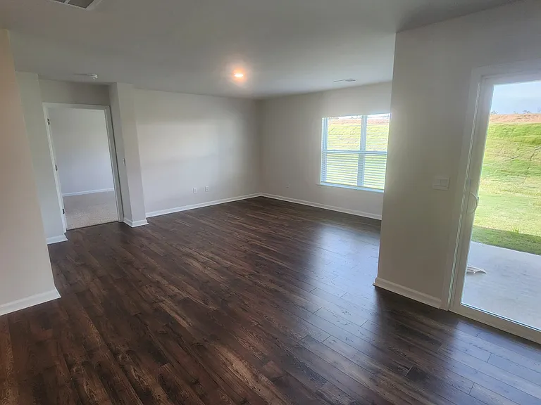 1405 Slades St — Photo 9