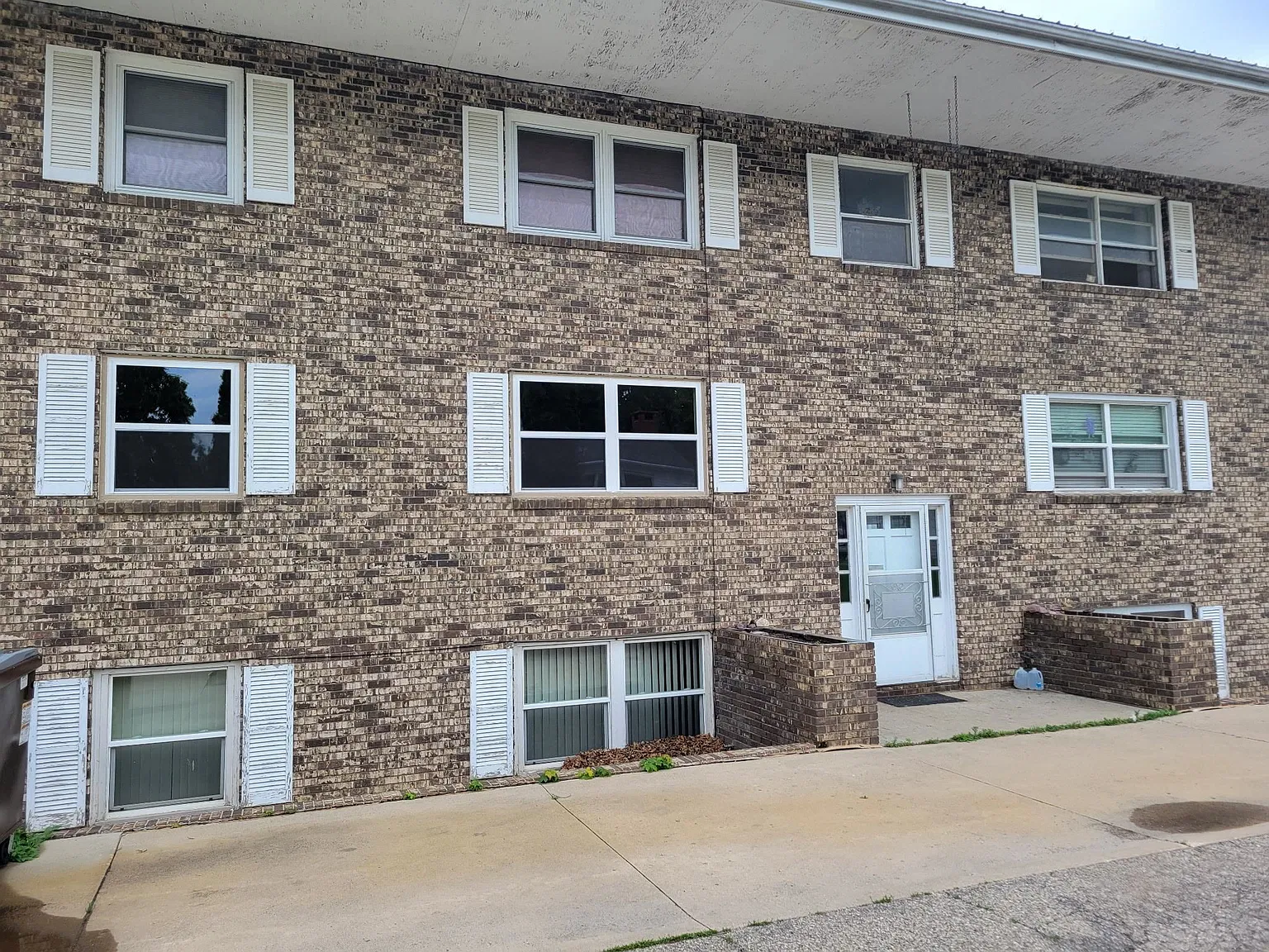 2 bed, 1.0 bath, 759 sqft, $750 — Photo 2