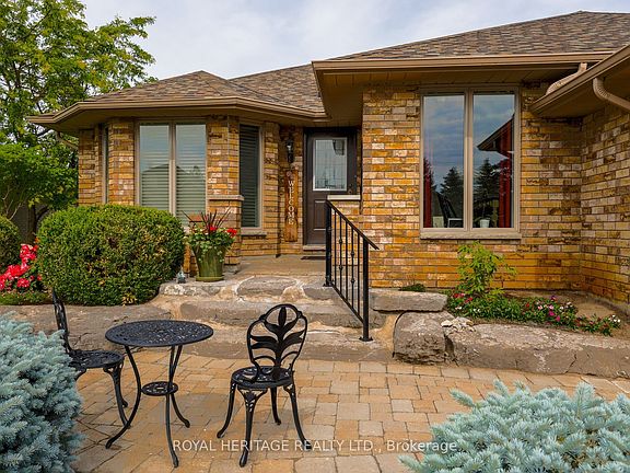 3rd image of 43 Huntingwood Cres