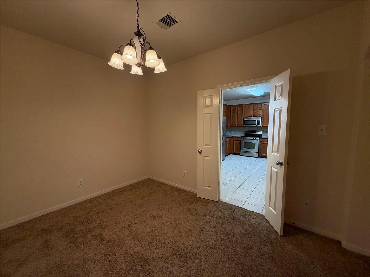 4 bed, 2.5 bath, 1976 sqft, $1,995 — Photo 3