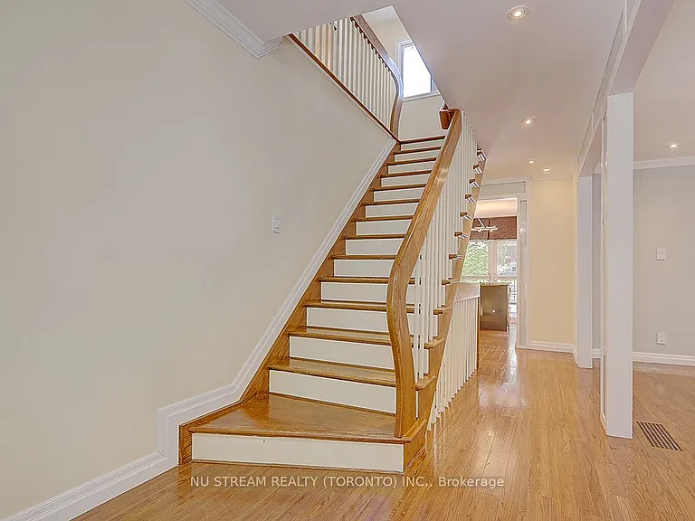 47 Hemingway Cres — Photo 5