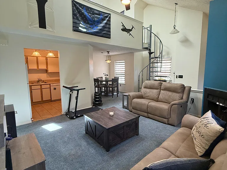 305 Wildflower Ct — Photo 2