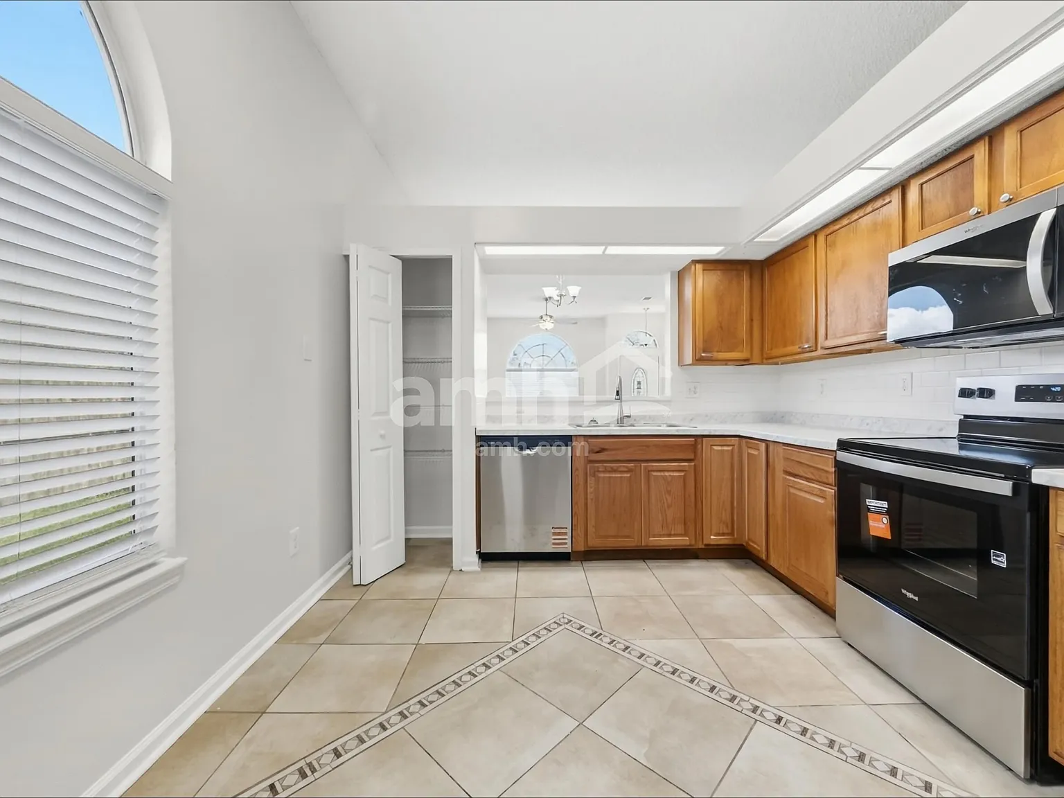 4 bed, 2.0 bath, 1834 sqft, $2,155 — Photo 4