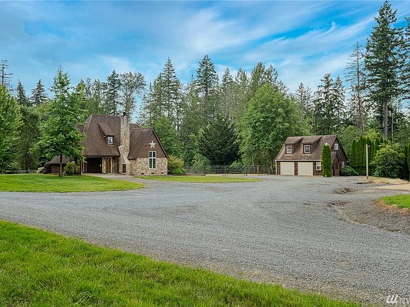 As you drive into the property, plenty of parking, garage with apartment