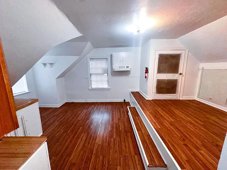 1142 Lyle St — Photo 13