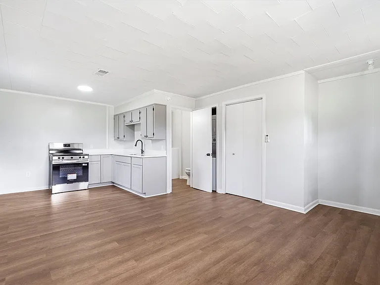 924 W Huntington Ave — Photo 9