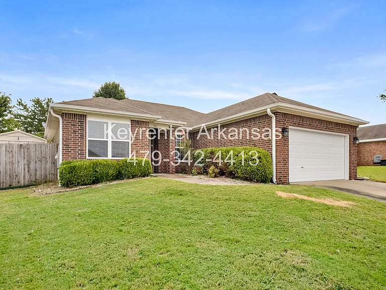 705 SW Crystal St — Photo 2