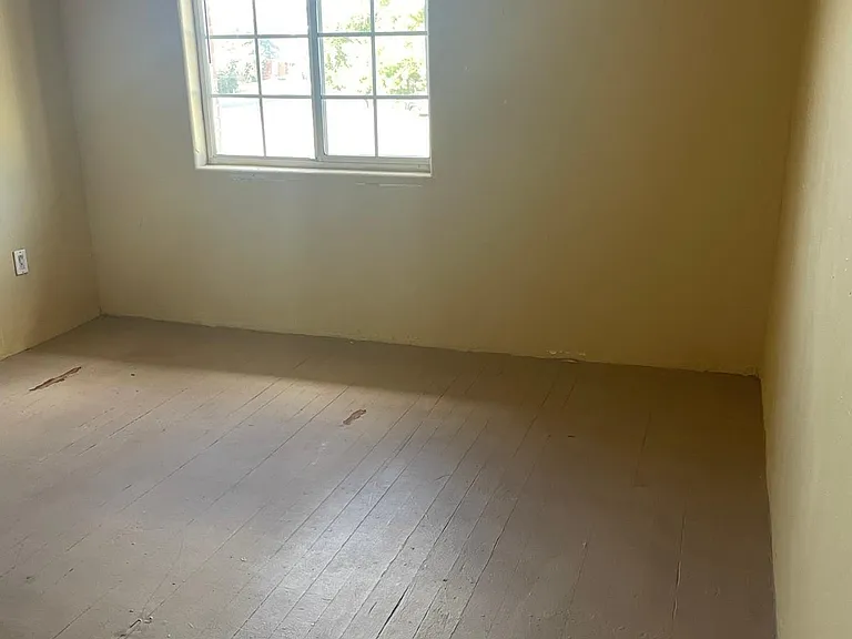 1165 E 10th St #5 — Photo 10