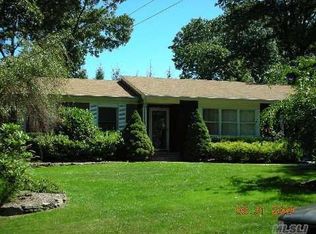 31 Tall Tree Ln, Rocky Point, NY 11778