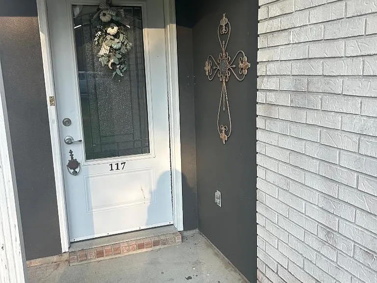 117 McCaughan Ave — Photo 2