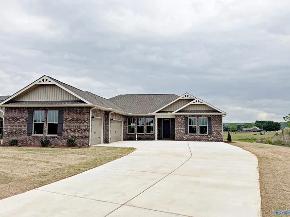1045 Maplehurst St, Decatur, AL 35603