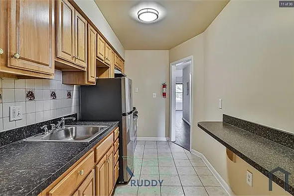 5 bed, 1850 sqft, $5,900 — Photo 3