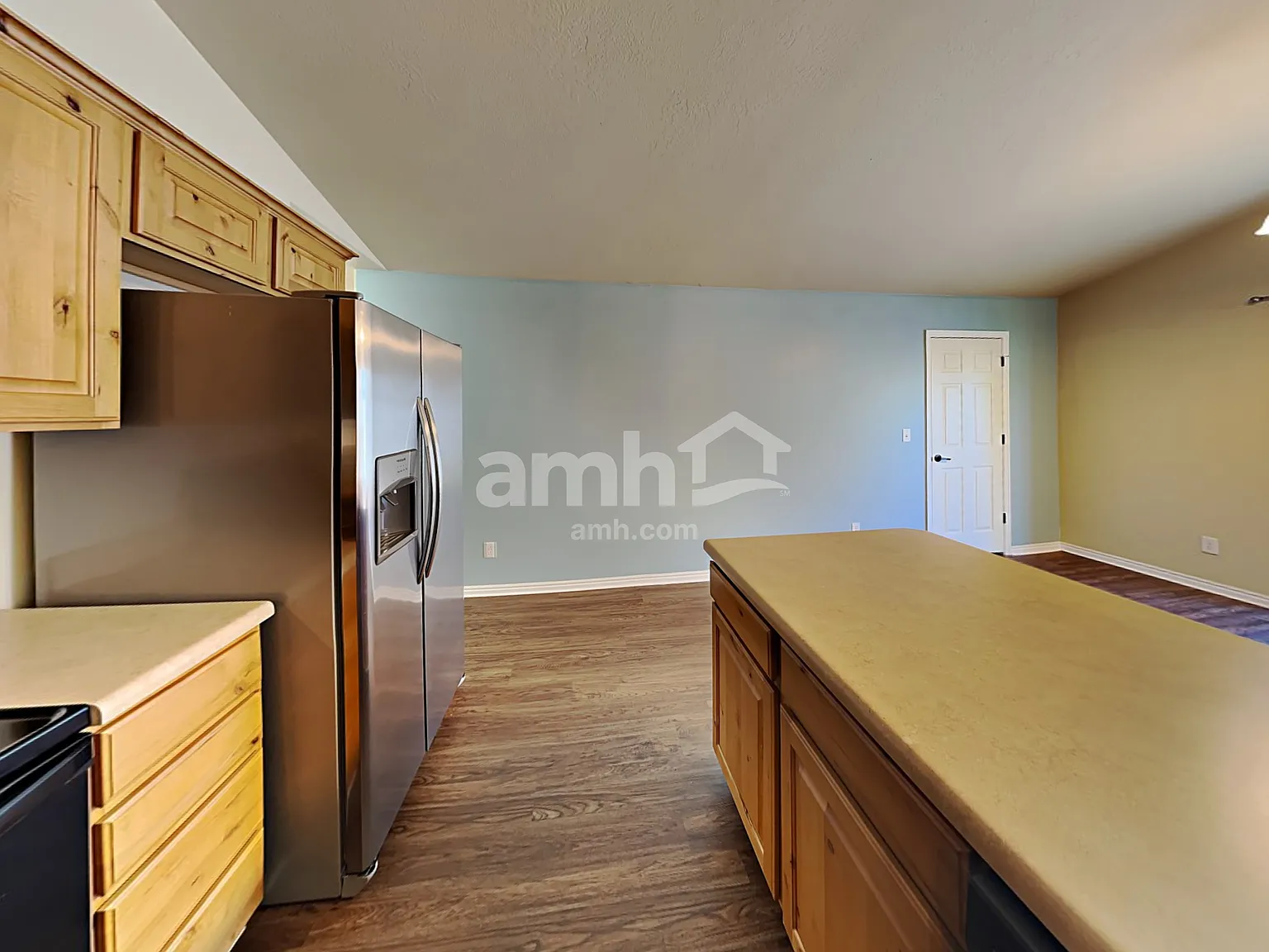 3 bed, 2.0 bath, 1300 sqft, $2,255 — Photo 4