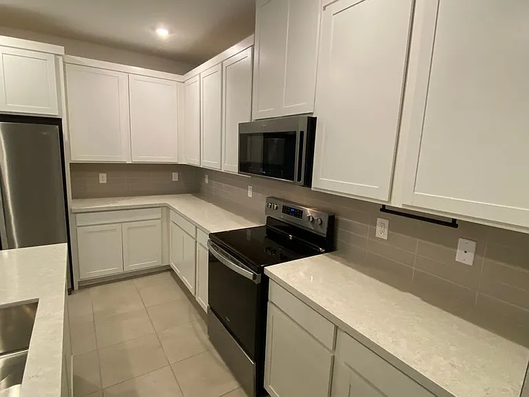 828 Royal Beekman St — Photo 14