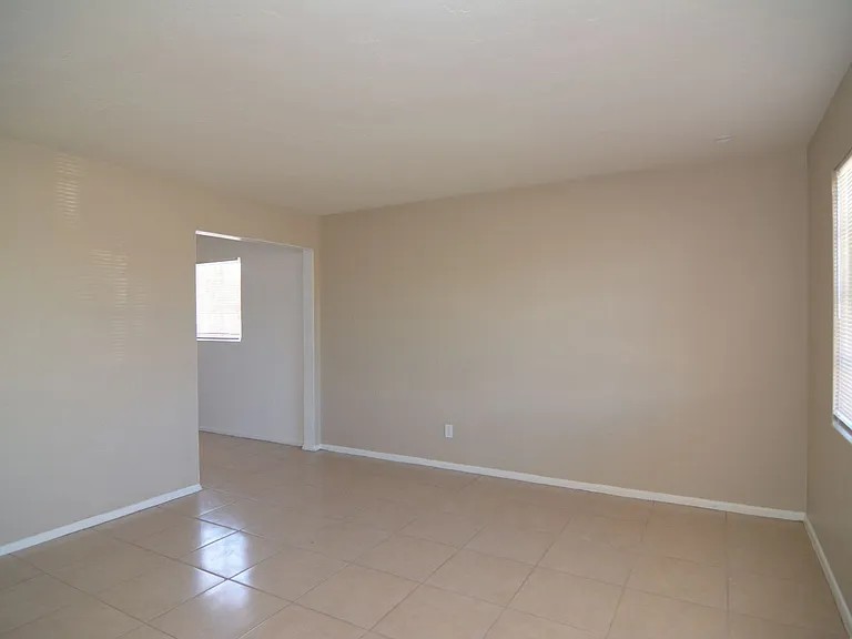 616 E Linden St — Photo 2