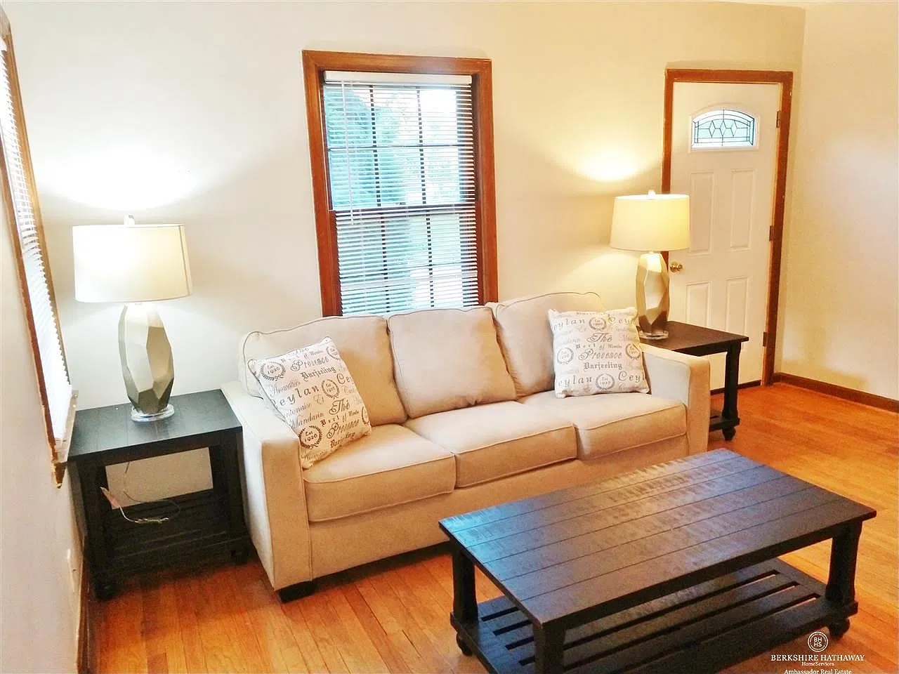 3 bed, 876 sqft, $1,300 — Photo 2