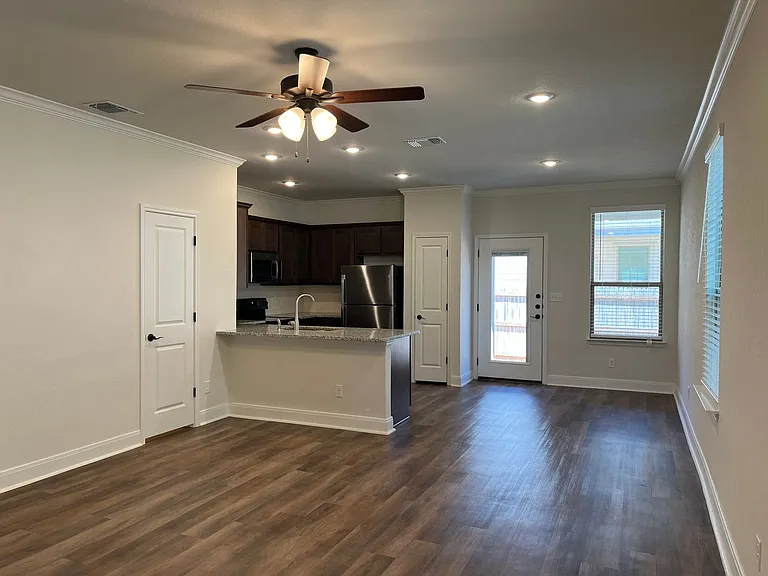 10334 Lynwood Vlg — Photo 9