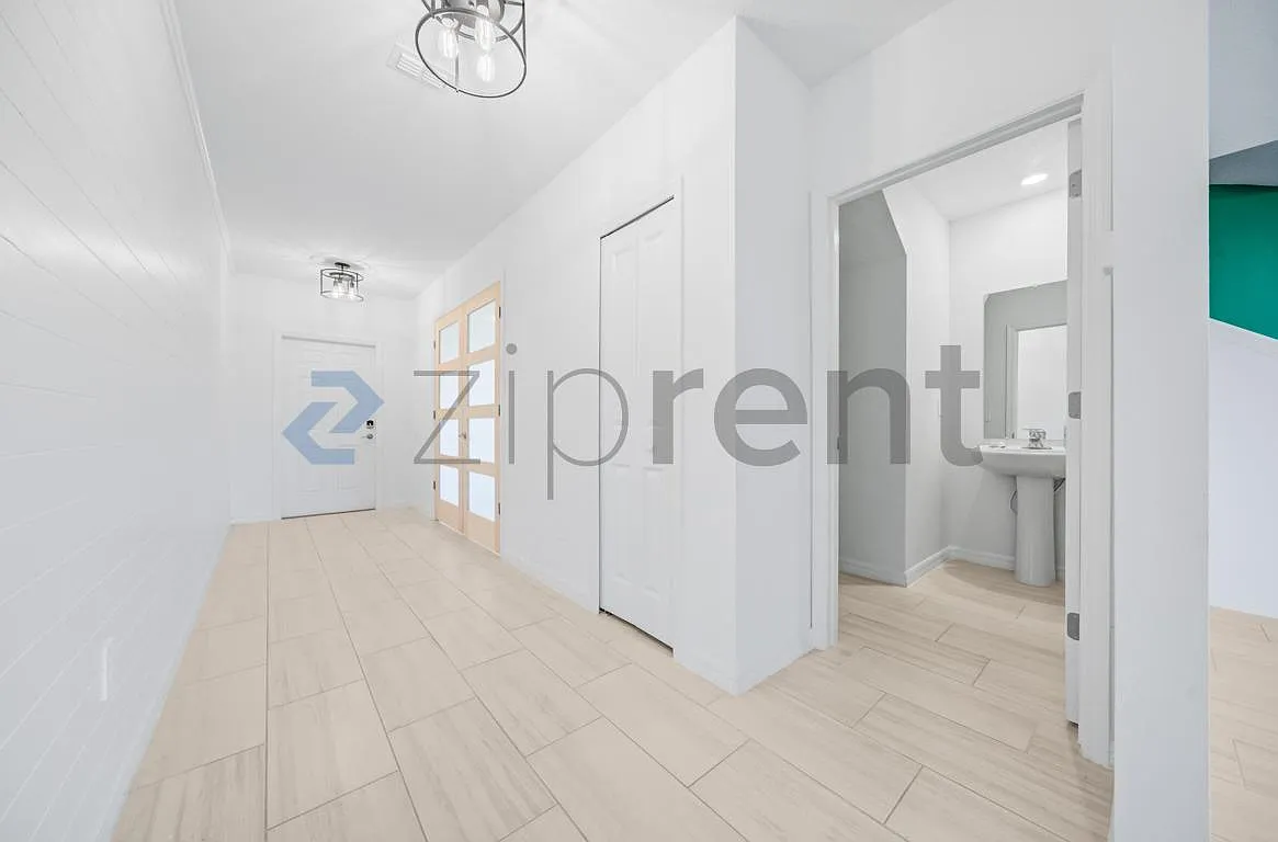 4 bed, 2584 sqft, $3,200 — Photo 2