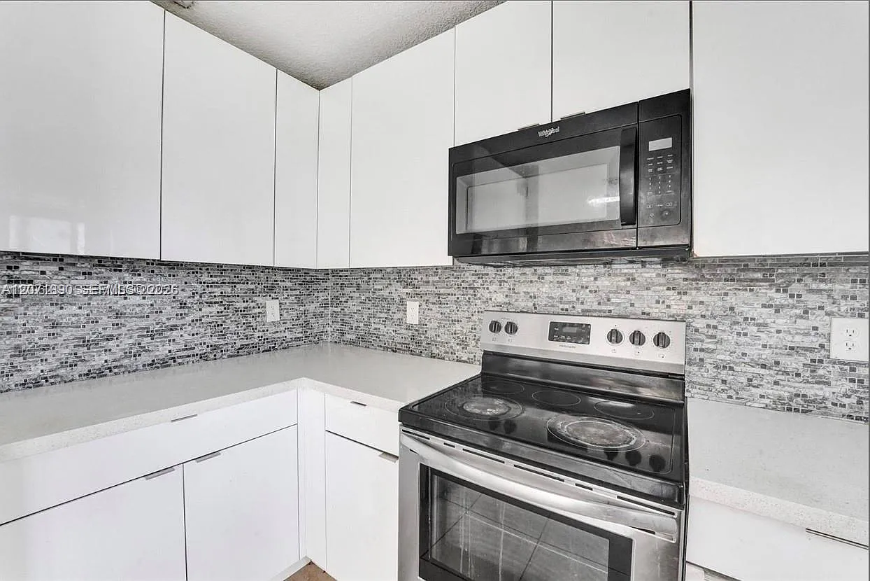 3 bed, 2.0 bath, 1100 sqft, $3,200 — Photo 3