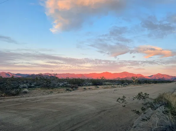 586 S Gene Autry Rd, Yucca, AZ 86438
