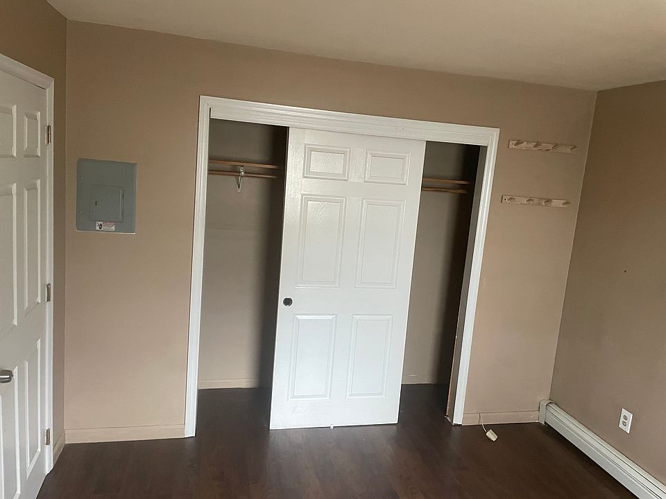 Wall to wall closet
Can fit queen/king bed