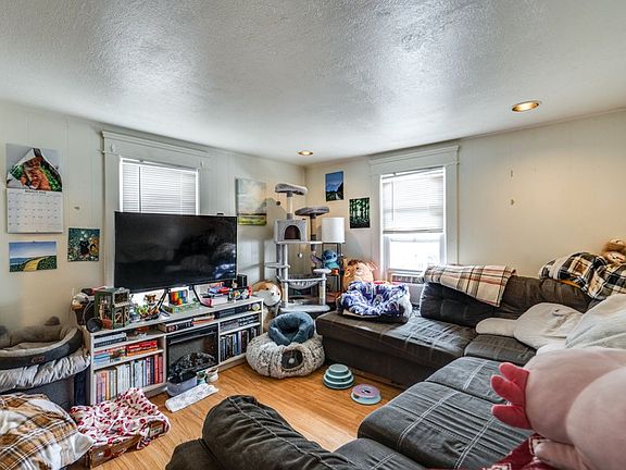 3rd image of 313 Power St
