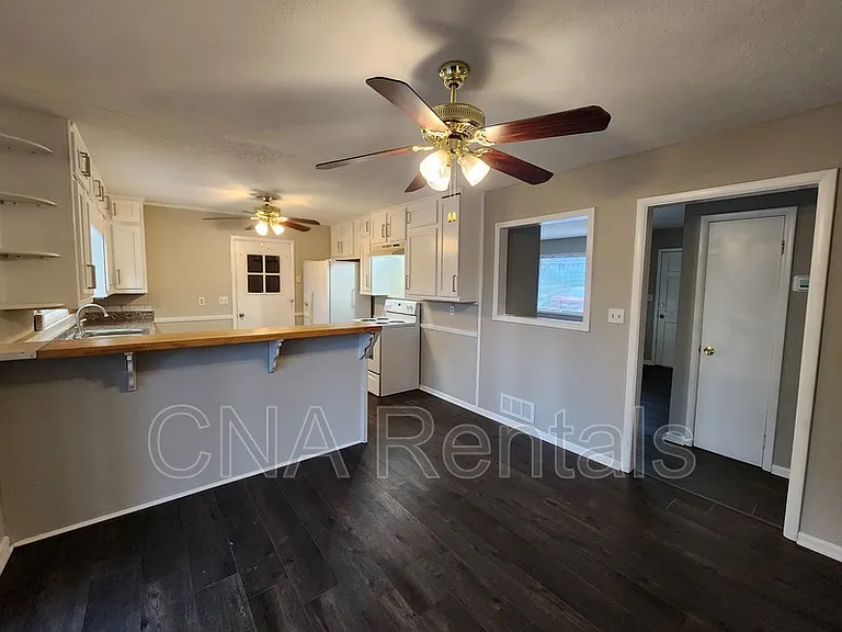 3146 Vandiver Dr — Photo 6
