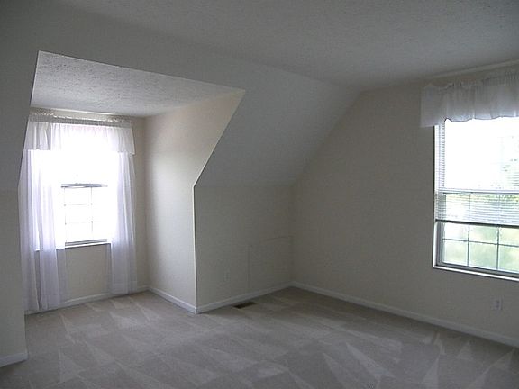 5th image of 906 Bristol Ln