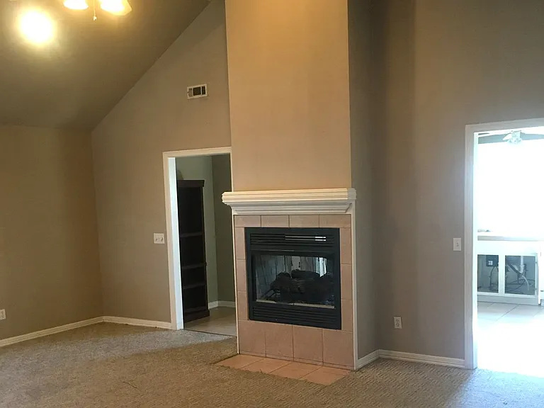 667 N Meadowlands Dr — Photo 2
