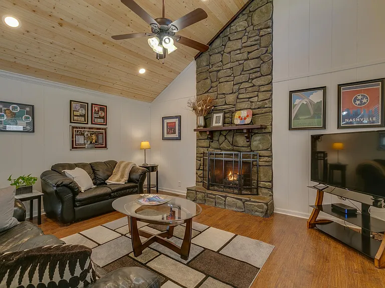 14 Lynn Ct — Photo 2