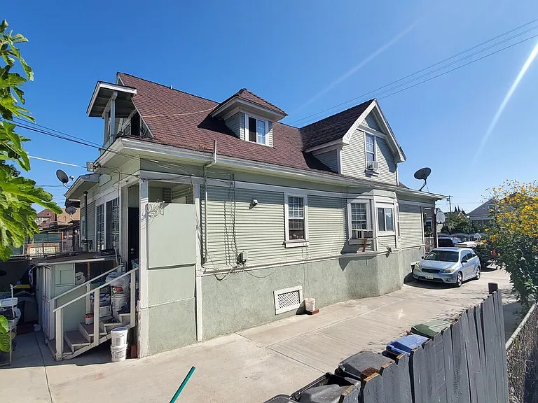 805 E 21st St — Photo 8