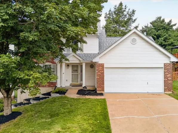 654 Summer Top Cir, Fenton, MO 63026