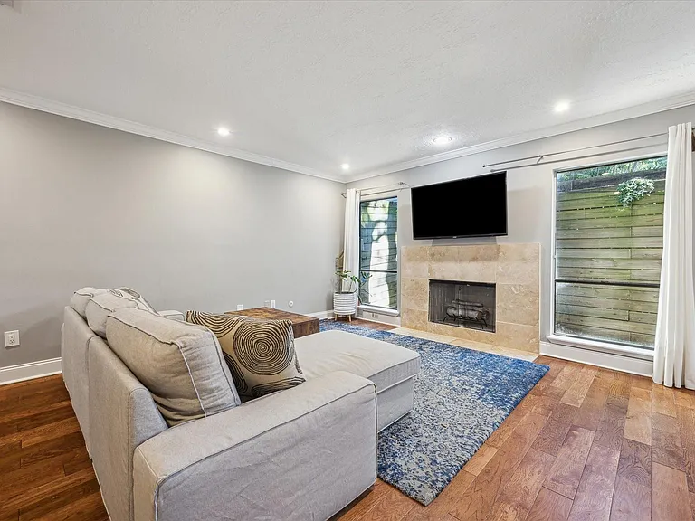 2107 Morgan St — Photo 5