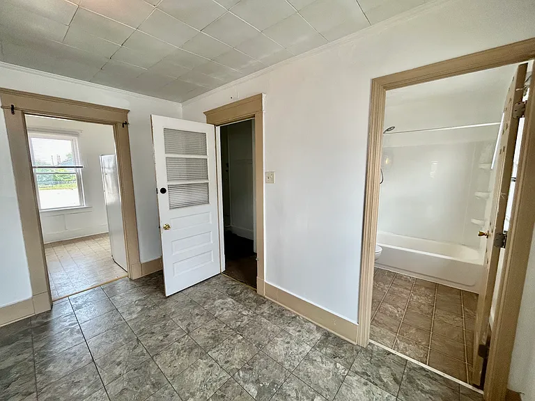 1020 W 18th St #2 — Photo 3