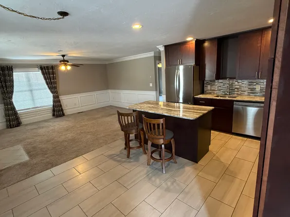 19 Main St APT 1A, Millbury, MA 01527