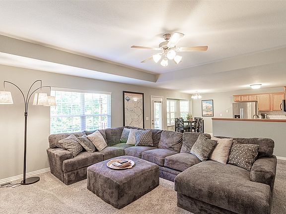 4th image of 40 Headley Dr