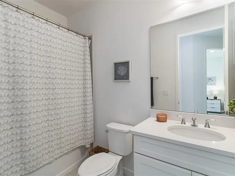 13021 Pembroke Dr — Photo 25