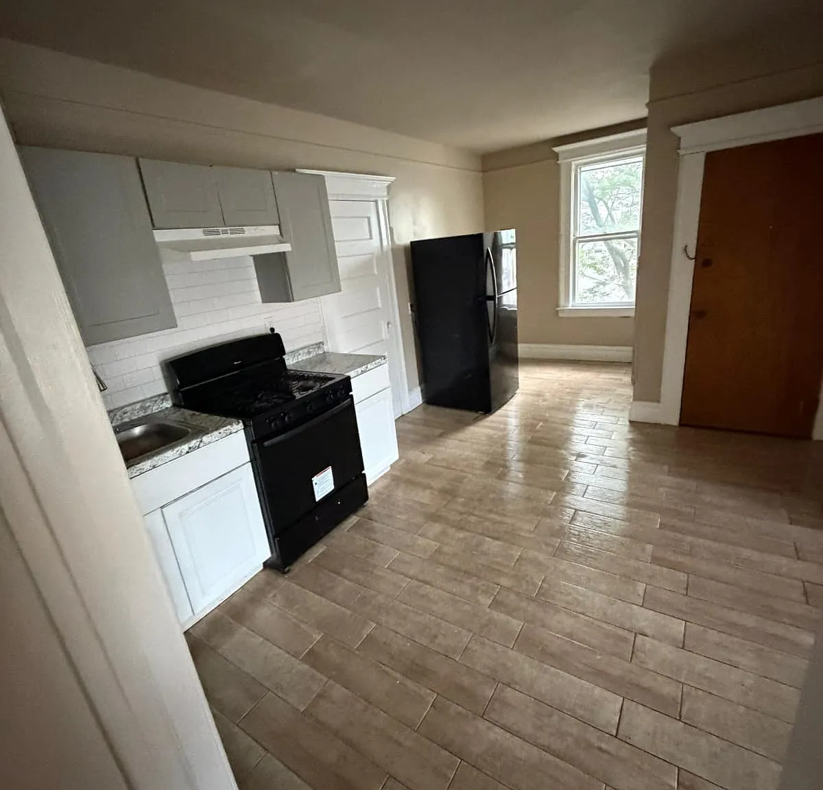 3 bed, 1000 sqft, $2,150 — Photo 1