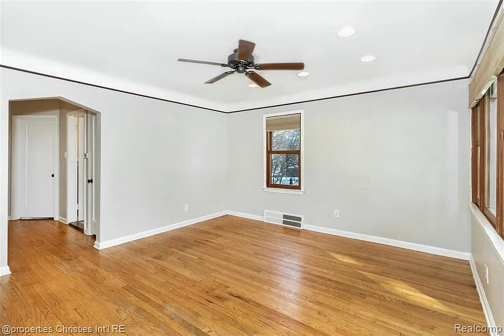 3 bed, 2.0 bath, 1976 sqft, $2,900 — Photo 3