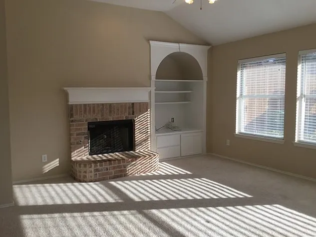1160 Valley Oaks Dr — Photo 4
