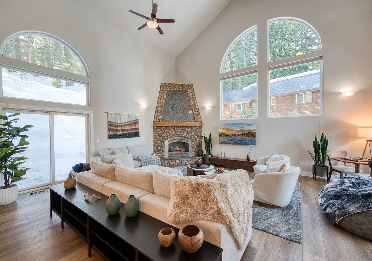 4 bed, 3.5 bath, 2708 sqft, $8,500 — Photo 2