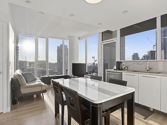 4th image of 567 Clarke Rd #1609