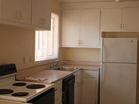 kitchen w/ all applicances