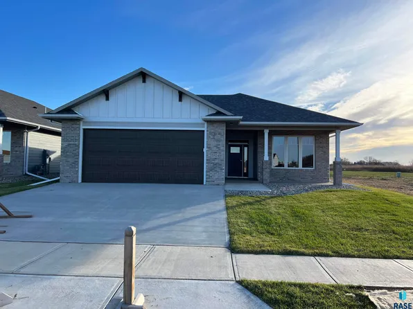 5924 S Spirea Ave, Sioux Falls, SD 57108