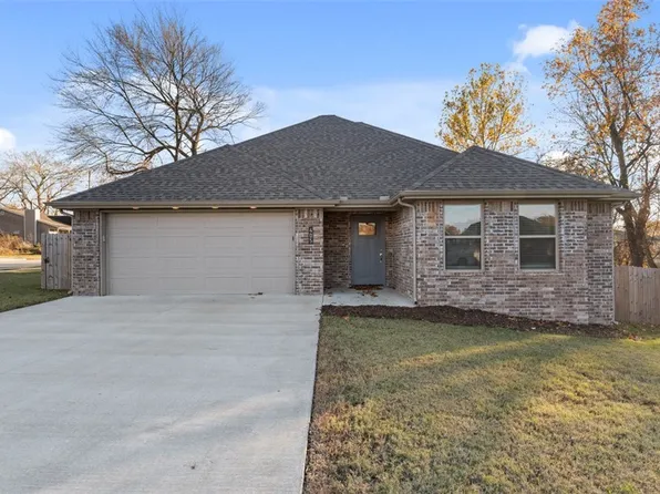 405 Love Ct, Gentry, AR 72734