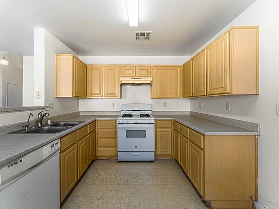 5th image of 1010 Cliffbrook Hedge Ave
