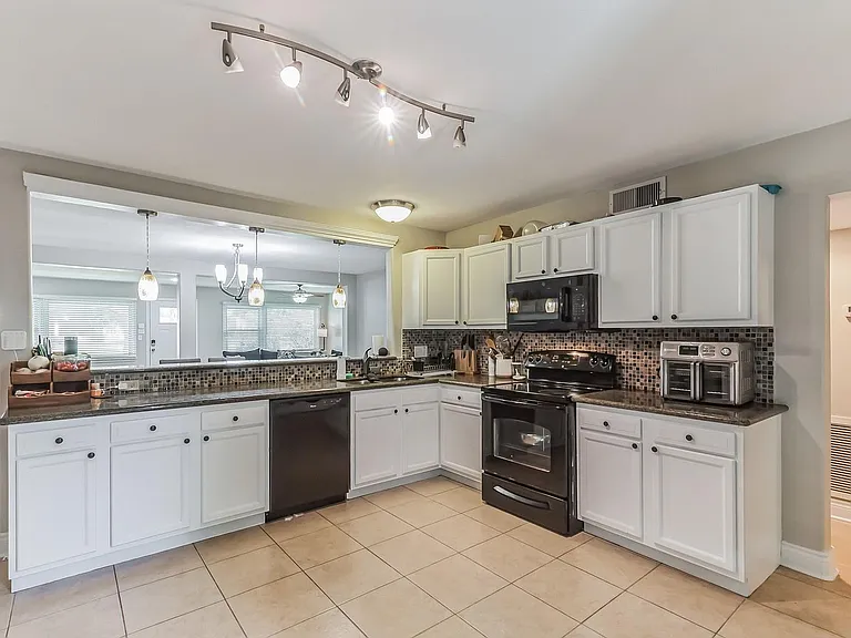 105 Water Dr — Photo 7