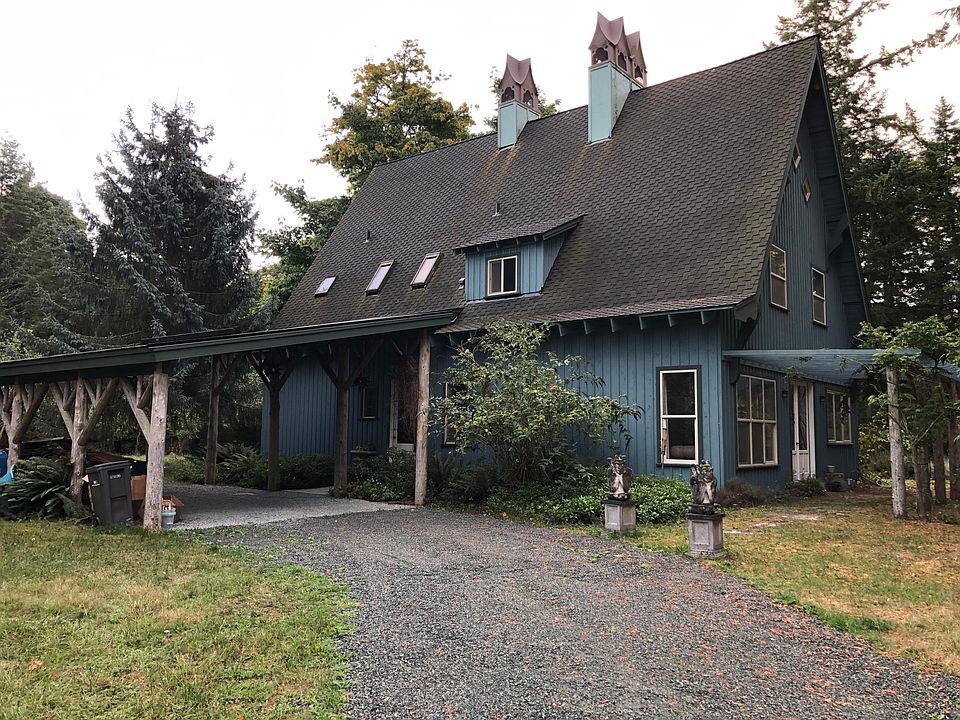 Home has a circular driveway. The gargoyles have been sold, but pedestals still in same place. Once visiting this island and feeling this space around you, the inner peace just flourishes. Such a lovely home.